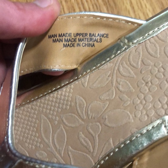 Born Concept Women's B.O.C. Gold Zita Flip Flops toe post Size 9 - Picture 2 of 5